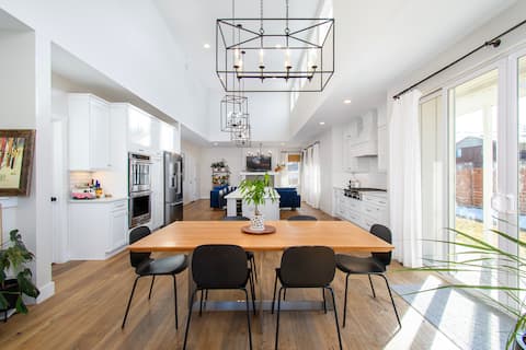 New Ranch Build W/ HOT TUB & Pool table/Ping Pong