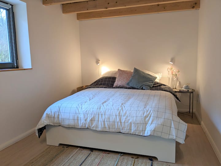 Dormitorio con cama doble de 160 cm x 200 cm. También hay una cómoda y un barandilla para la ropa en la habitación.