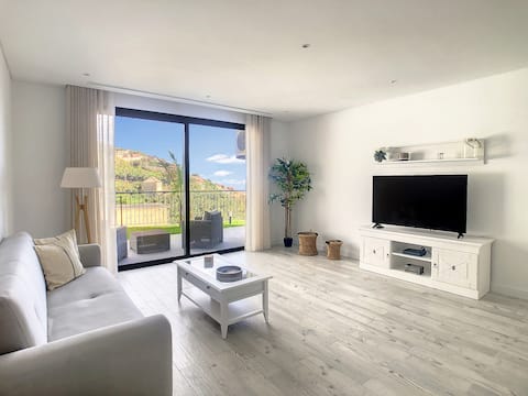 Imóvel de sucesso: 1BR Garden Apartment | Shared Pool | Unit B em Ribeira Brava