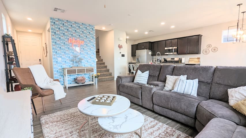 4BD, King Bed, EV Charger, patio, All essentials