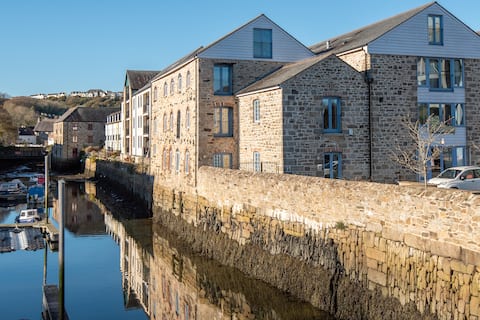 Unique stone cottage in Penryn with parking