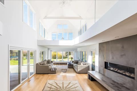 Popular Airbnb listing: Secluded 8 BR luxury, with pool, tennis, hot tub in Bridgehampton