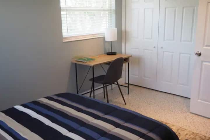 غرفة النوم رقم 1 - مكتب عمل مخصص