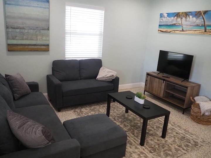 استرخ في غرفة المعيشة على الطراز الساحلي