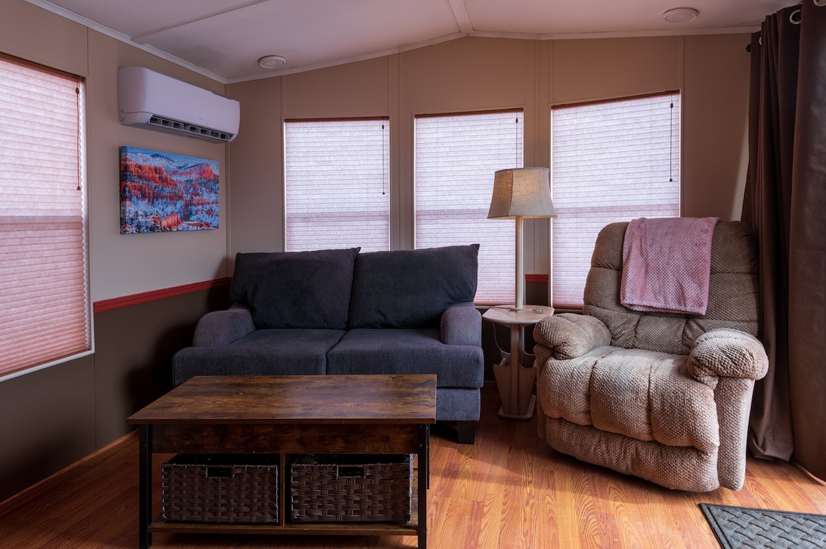 Popular Airbnb listing: Cozy Getaway for 1-2 in Southern Utah! Fast WiFi! in Kanab / Lake Powell