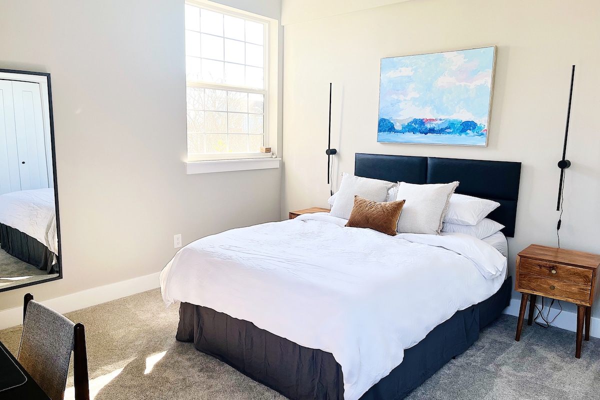 Queen säng i andra sovrummet på övervåningen