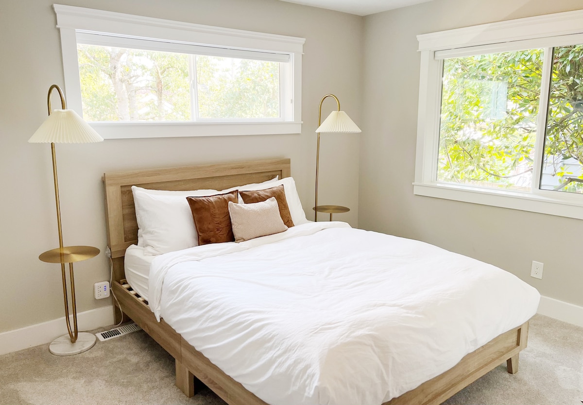 Dubbelsäng (queen) i sovrummet på botten