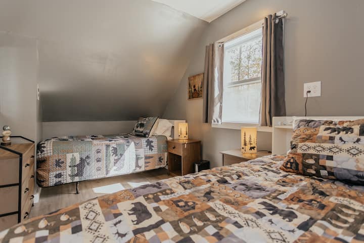 Tweede slaapkamer met twee eenpersoonsbedden. Beide bedden zijn voorzien van usb en oplaadpunten aan de hoofdeinden.