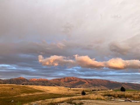 Popular Airbnb listing: Leaning Rock Retreat - Rail Trail in Central Otago District