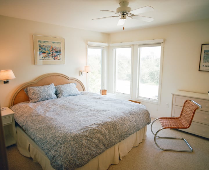 Ჩვენ დაბლა ვართ!  დაბლა საძინებელი ორსართულიანი ოთახის მოპირდაპირედ („საძინებელი 2“).  Დიდი საწოლი. მშვიდი და მყუდრო.