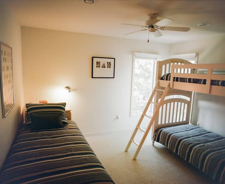 Აქ არის ორსართულიანი ოთახი.  Საძინებელი 3. ბავშვებს მოსწონთ!  Მათი საყვარელი ადგილი მეგობრებთან ერთად ან მუსიკის მოსასმენად.
Რა თქმა უნდა, არსებობს ცენტრალური AC ცალკე ზონებით, მაგრამ ჭერის ვენტილატორი სასიამოვნო შეხებაა.