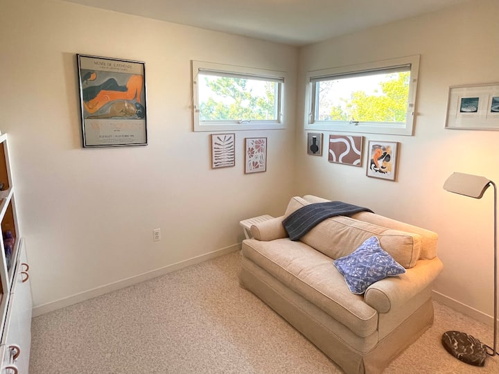 Ძირითად საძინებელს აქვს ცალკე ოთახი ცალკე დასასვენებლად ან ტელევიზორის მშვიდი ადგილისთვის.  Loveseat იკეცება შევიდა საწოლი, რომელიც არის ლამაზი, ალბათ, ბავშვი, რომელსაც სურს იყოს ახლოს მათი მშობლები, მაგრამ საკუთარი სივრცე, ან უბრალოდ დამატებითი საწოლი.