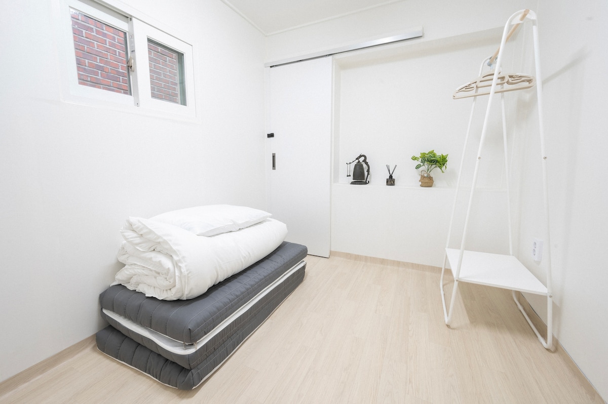 C'est un matelas au sol moelleux et confortable super simple 