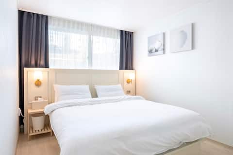 Family-Friendly Haven : Spacious Apt + Rooftop