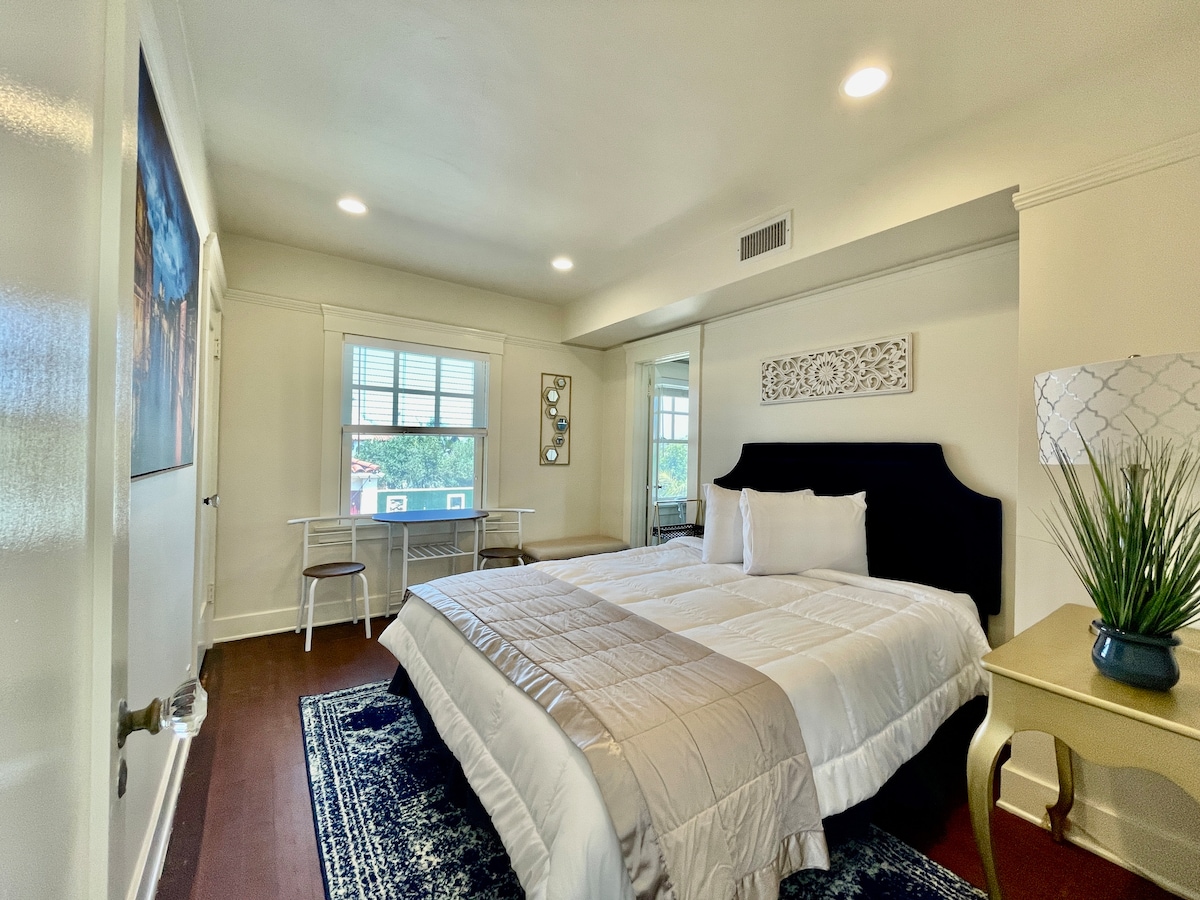 Shtëpi miqsh me krevat dopio "Queen" dhe banjë të plotë. (Lart)