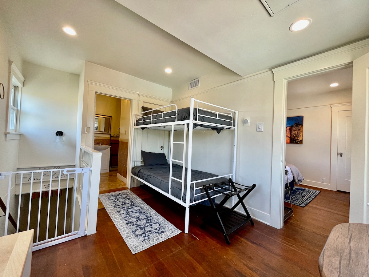 Shtëpi miqsh me krevat marinari (binjakë)  dhe banjë të plotë. (Lart)