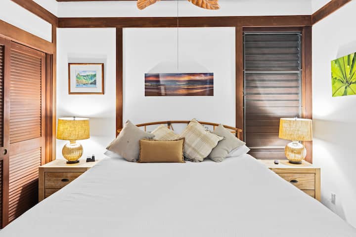 Un letto king size californiano ti aspetta, mentre le finestre ventilate permettono all'aria dell'oceano di permeare la tua camera. 