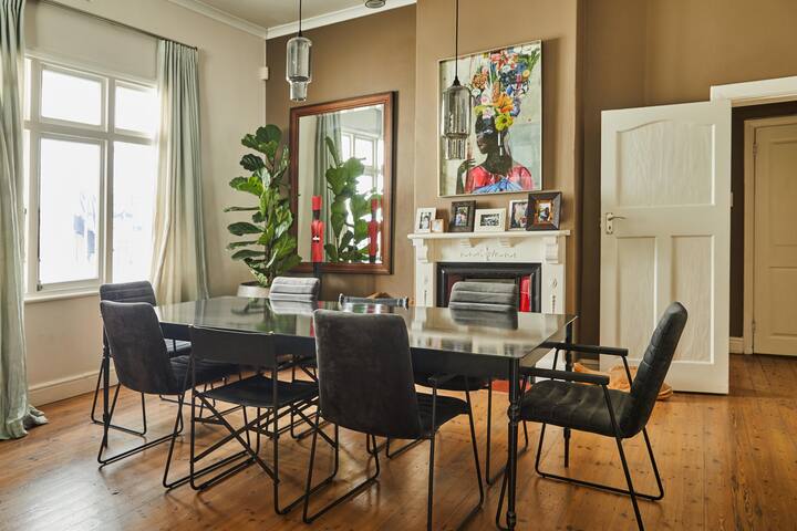 Charming, Sea Point 2 bed Home gallery image 2