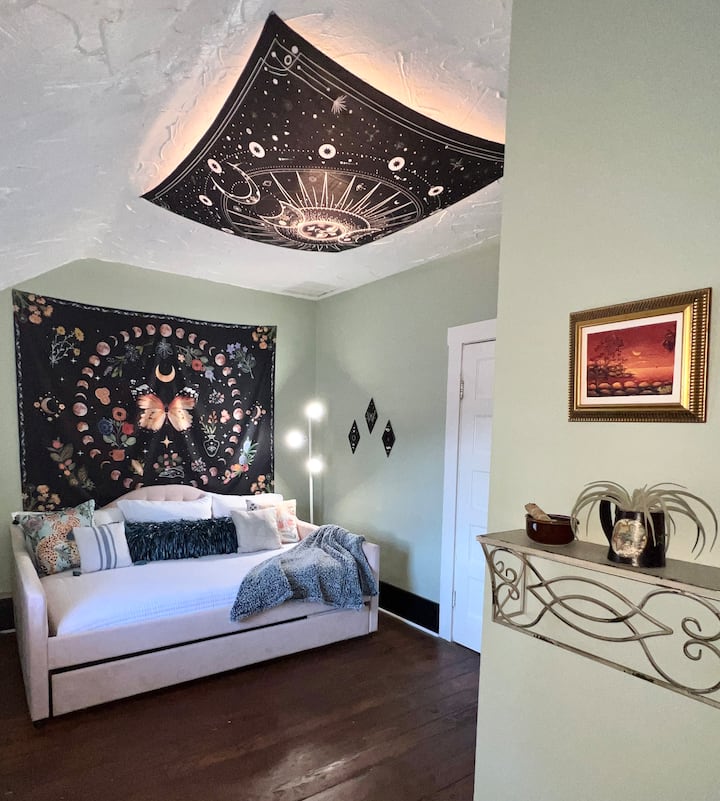 Nuestra "Sage Room" cuenta con una cama de día completo con una cama nido doble. 