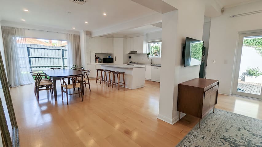 Inner City Mid Century Escape gallery image 2