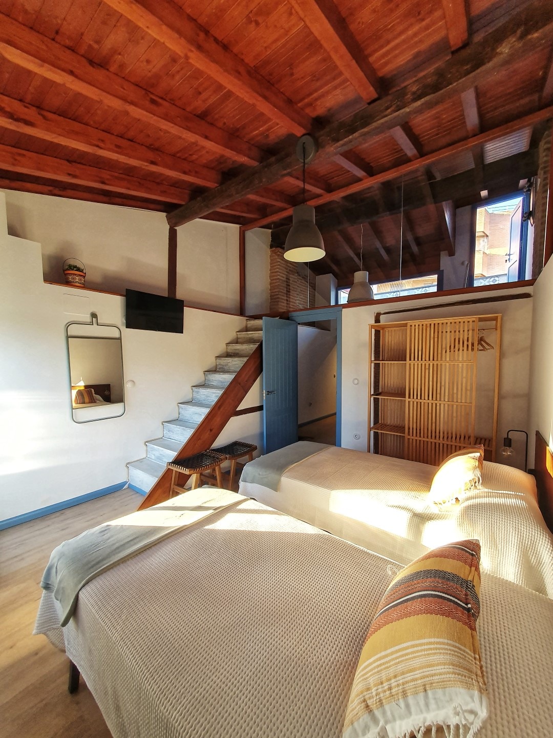 De trap is ingericht, verder heeft verder het doel om comfortabel te zijn.