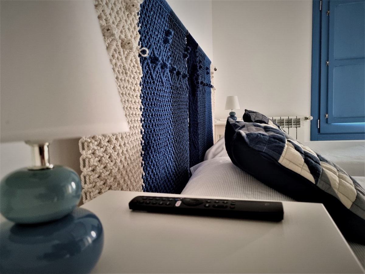 SmartTV in de slaapkamers, maar zeker om te slapen is het het beste om de duizenden knopen van dit comfortabele handgemaakte hoofdeinde te tellen.