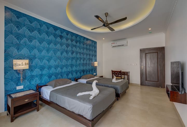 Luxurious bedroom with 2 single  beds