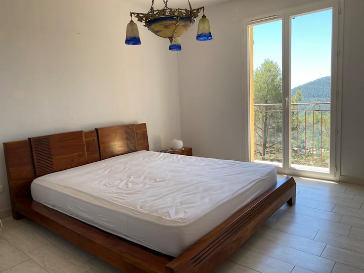 Dhoma e gjumit N2 në katin e parë, me ajër të kondicionuar, me pamje panoramike të mrekullueshme të pishinës, kopshtit, Esterel...
Dollap i integruar/dhomë zhveshjeje