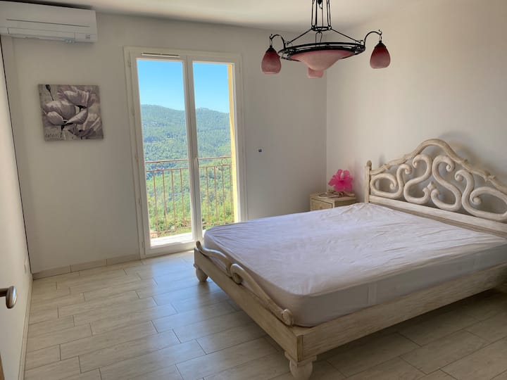 Dhoma e gjumit N3 në katin e parë, me ajër të kondicionuar, me pamje panoramike të mrekullueshme të pishinës, kopshtit, Esterel...
Dollap i integruar/dhomë zhveshjeje