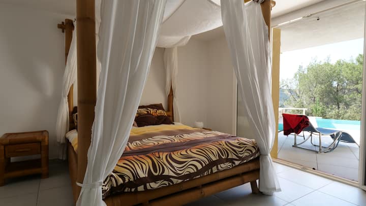 Krevat me tendë nga dhoma kryesore e gjumit, me ajër të kondicionuar, niveli i kopshtit me qasje të drejtpërdrejtë në plazh, pishinë dhe dhomë dushi më vete