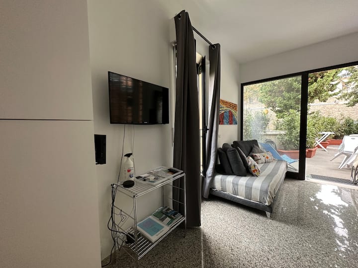 Მისაღები ოთახი და უსაფეხურო შესასვლელი ბაღში