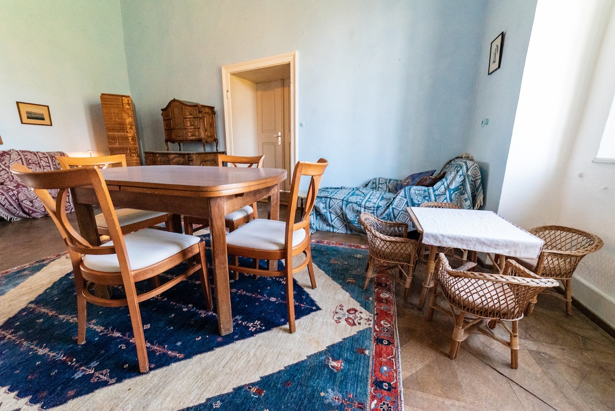 Jedálenský stôl v modrej izbe pojme až šesť dospelých a deti majú vlastný jedálenský stôl a stoličky.