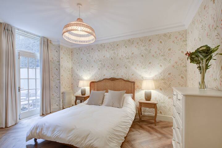 Stylish two bedroom apartment. Fantastic location. gallery image 2