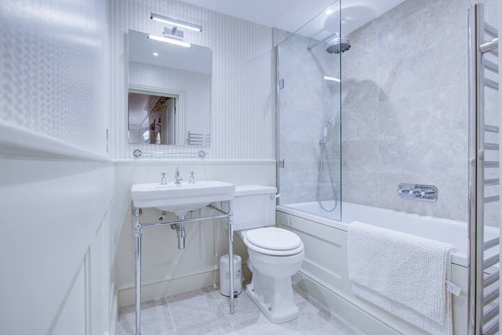 Stylish two bedroom apartment. Fantastic location. gallery image 3