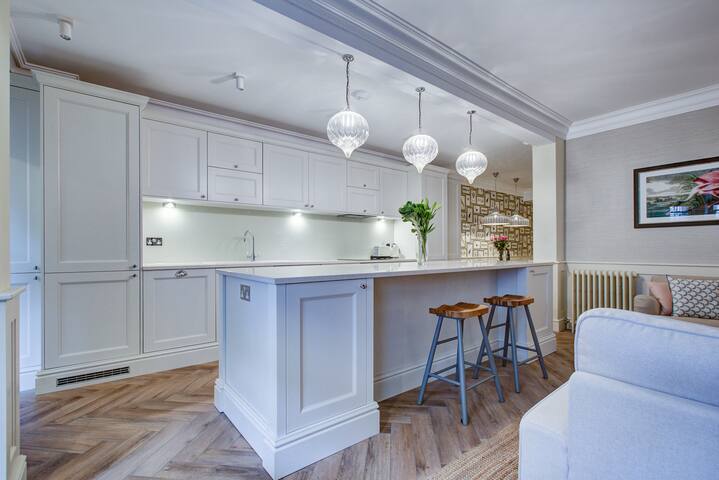 Stylish two bedroom apartment. Fantastic location.