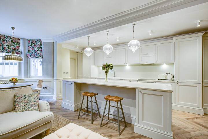 Stylish two bedroom apartment. Fantastic location. gallery image 4