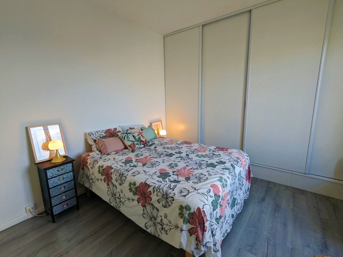 Chumba cha kulala chenye starehe chenye vitanda viwili (sentimita 140)
Sehemu ya karibu na yenye starehe, inayofaa kwa ajili ya kupumzika baada ya siku yenye shughuli nyingi.