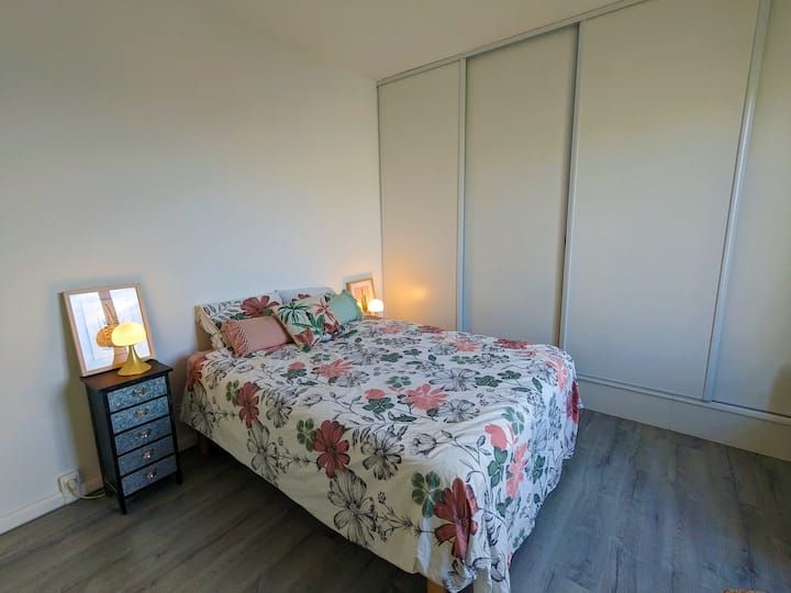 Удобна спална соба со двоен кревет (140 см)
Интимен и удобен простор, совршен за одмор по напорниот ден.