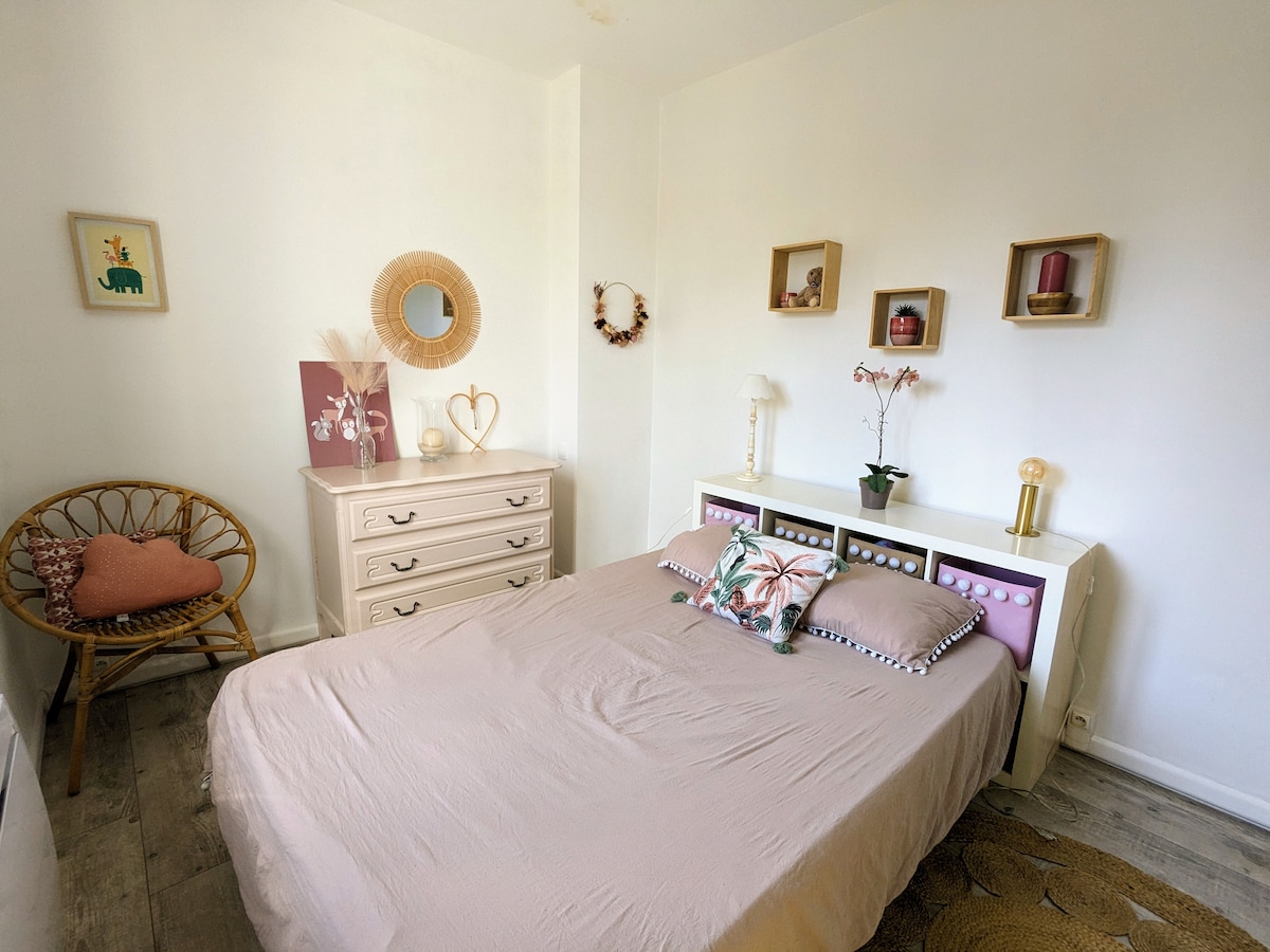  Chumba cha kulala chenye starehe chenye vitanda viwili (sentimita 140)
Cocoon yenye starehe ambapo unaweza kufurahia usiku wenye utulivu katika mazingira ya kutuliza.

