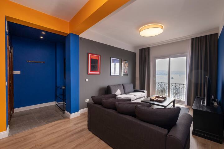 Hip Waterfront Apt. with a Striking View gallery image 2
