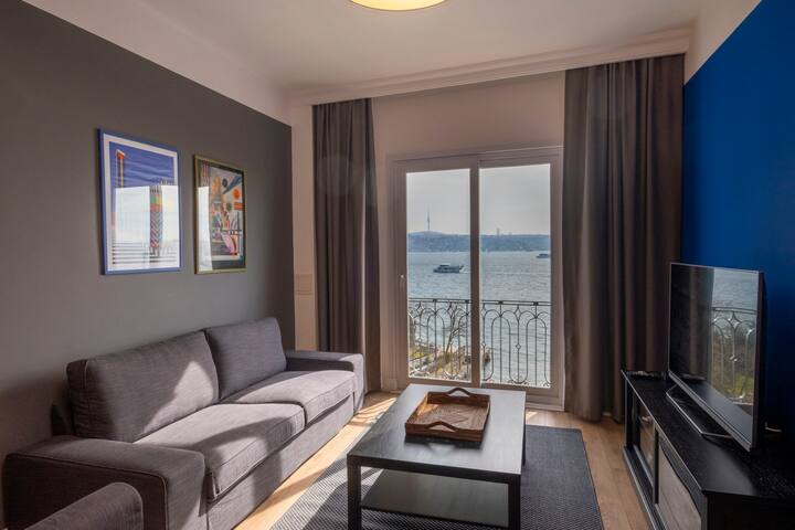 Hip Waterfront Apt. with a Striking View gallery image 4