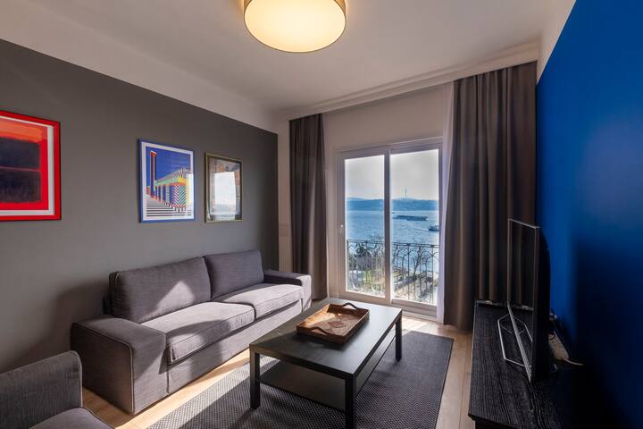 Hip Waterfront Apt. with a Striking View gallery image 3