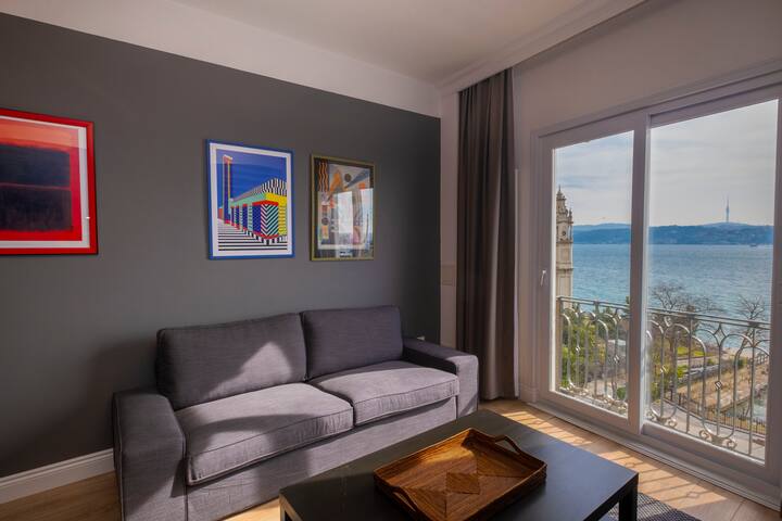 Hip Waterfront Apt. with a Striking View gallery image 5