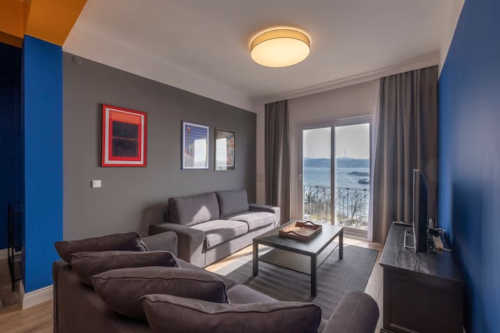 Hip Waterfront Apt. with a Striking View