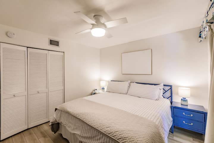 Dhoma e dytë e gjumit ka gjithashtu hapësirë për dollap.