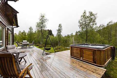 Spacious Cabin with Jacuzzi