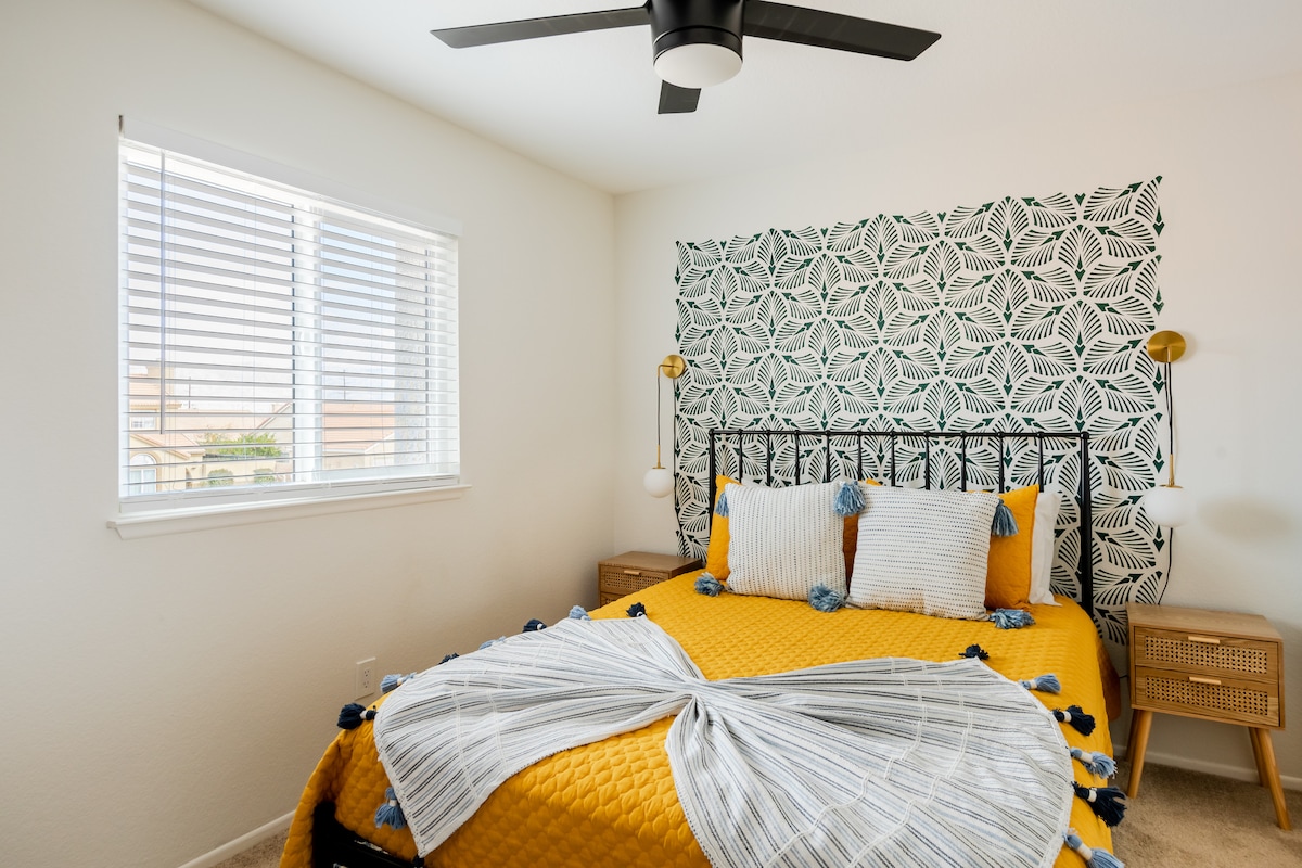 นั่งชิลใต้พัดลมในโอเอซิสสีเหลืองสดใสของฉัน