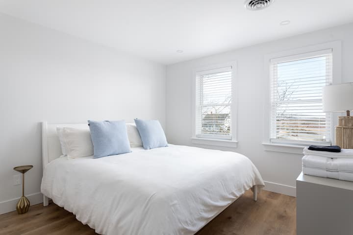 Dormitorio de invitados con cama King