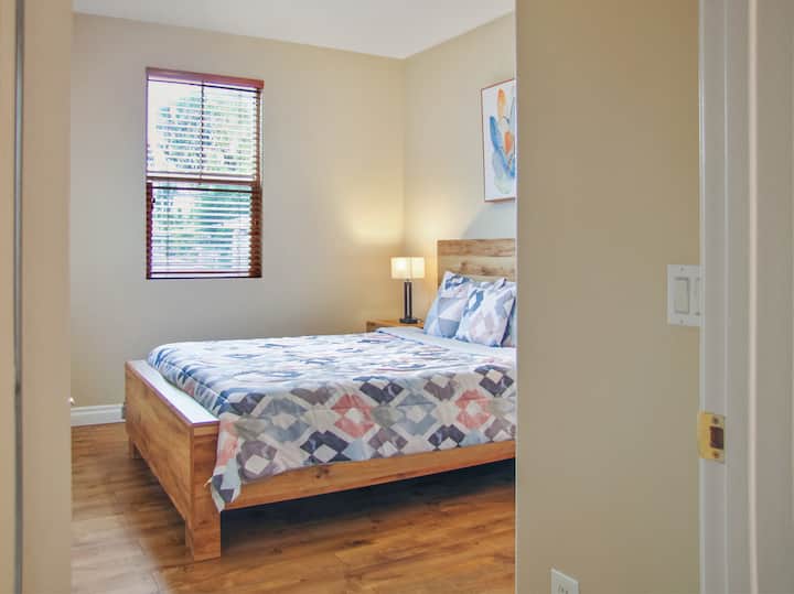 Upstairs: 3rd bedroom with queen size bed, high quality mattress for a good night's sleep