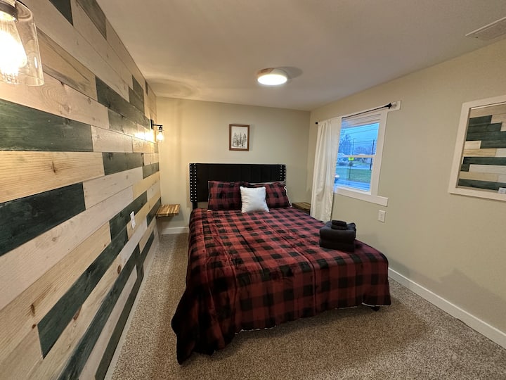 Спална соба со брачен кревет (широк 150-179 см) со плакар